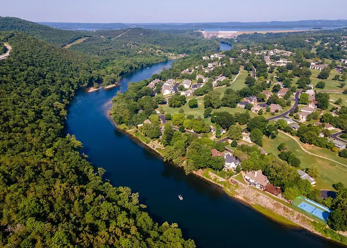 Elegant Lakeside Retreat In Branson